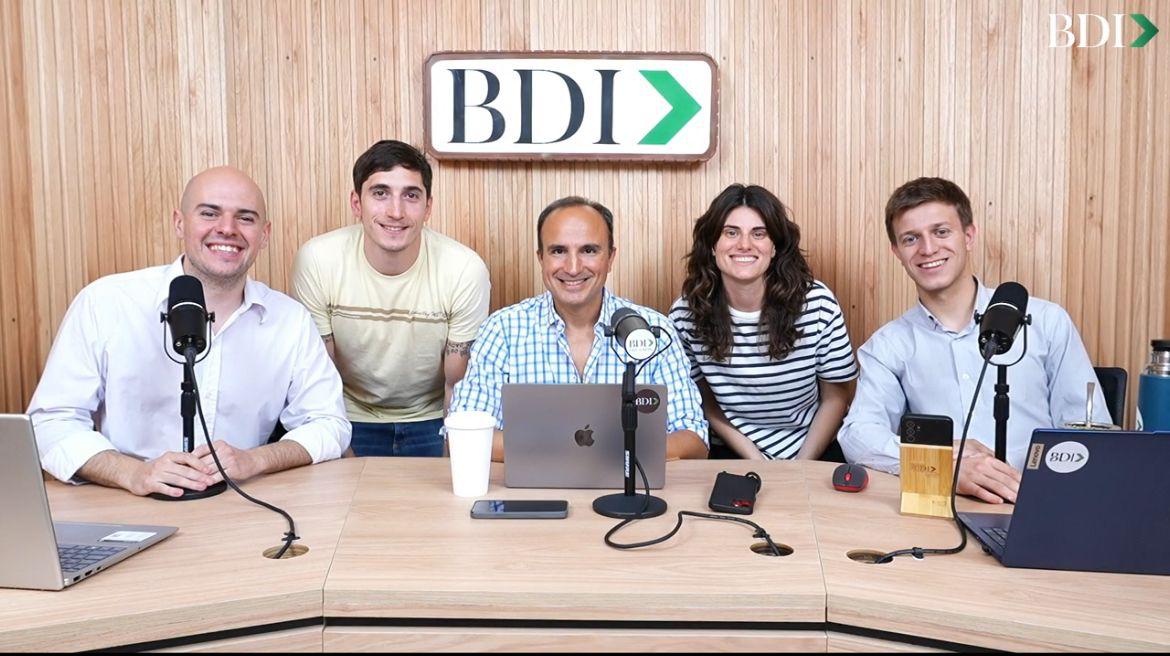 Equipo de BDI Consultora en el estudio de podcast